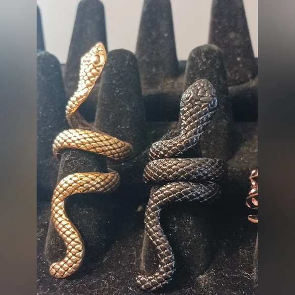 1 Early Betsey Johnson Ring, 2 Snakes Metal Snake Rings 1-1/4- 2in Long - Picture 4 of 14